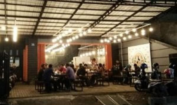 Suasana malam di carrus coffee Surabaya. (anakkota).