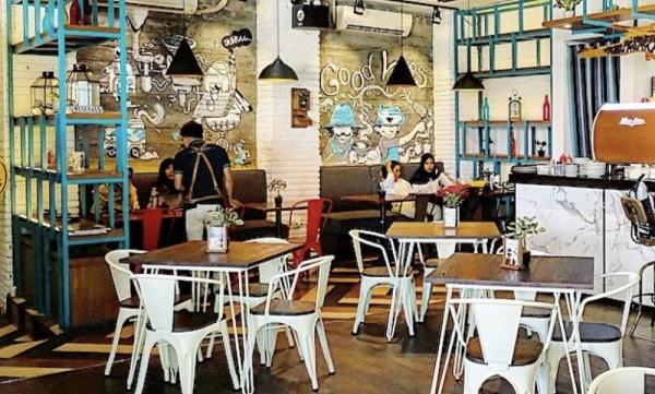 Communal Cafe tempat nongkrong di Surabaya yang cozy. (dwikitwitter).