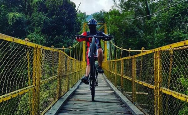 Jembatan kuning Tukad Yeh Unda di Karangasem. Bali. (Foto: Instagram @ketutagus____)