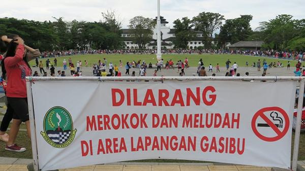 Lapangan Gasibu, Jalan Diponegoro, Kota Bandung favorit warga Bandung untuk berolahraga. (Foto: jabarprov.go.id)