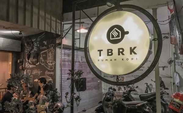 Tepi Barat Rumah Kopi (TBRK) bisa menjadi pilihan anak muda untuk nongkrong asyik. (nindarahadi).