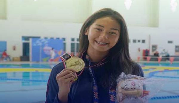 Dhea Anzhira Nuramalina Dhea Anzhira Nuramalina menunjukkan medali emas dari cabor selam pada PON XX Papua. (Foto : Istimewa)