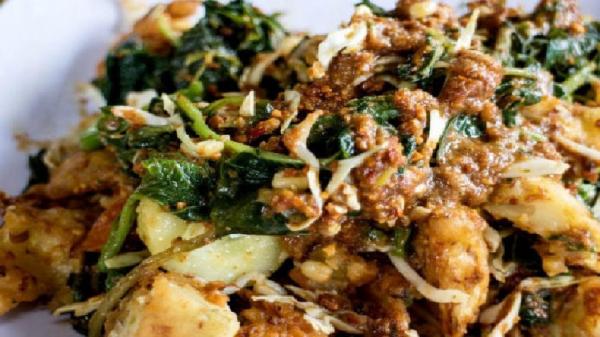 Walaupun Giga Culinary Spot merupakan foodcourt kekinian tapi tetap menyajikan menu tradisional, lotek. (Foto: dictio.id)