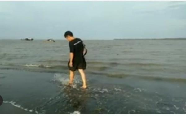 Pantai Sungsang Daftar tempat wisata di Banyuasin juga diisi Pantai Sungsang yang masih sangat alamai. (Foto: Instagram)