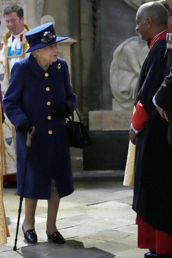Ratu Elizabeth II berjalan memakai tongkat di London, Selasa (12/10/2021). (Foto: Reuters)