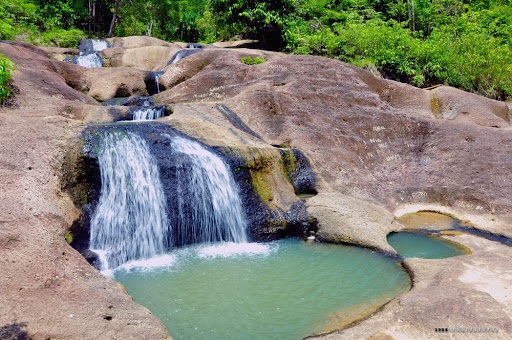 Tapian Puti Tapian Puti, obyek wisata air terjun berkolam di Padang, Sumatera Barat. (Foto: Istimewa)