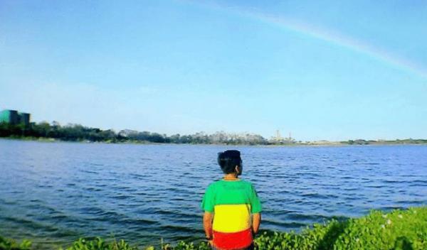 Seorang pengunjung menatap ke arah Telaga Ngipik di Gresik, Jawa Timur. (Foto: tempatwisata.org via Disparbud Gresik) 