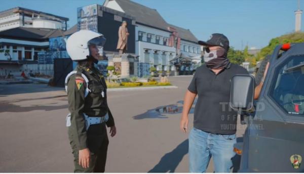 tni ad 2 Youtuber otomotif Om Mobi diberhentikan anggota Polisi Militer saat mengendarai mobil tempur TNI AD atau P6 ATAV. (Foto Youtube TNI AD).