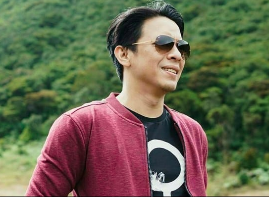 Vokalis band papan atas ini pernah tersandung kasus dan berakhir dipenjara. (foto: Instagram)