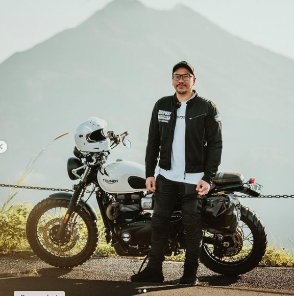 Vokalis band papan atas ini pernah tersandung kasus dan berakhir dipenjara. (foto: Instagram)