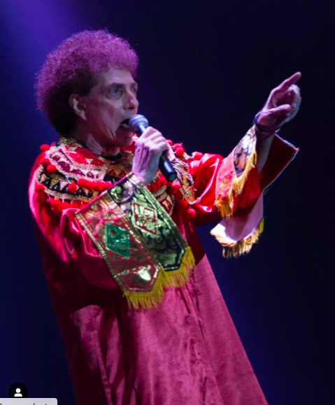 Vokalis band papan atas ini pernah tersandung kasus dan berakhir dipenjara. (foto: Instagram)