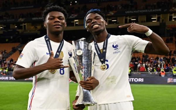 Aurelien Tchouameni dan Paul Pogba Aurelien Tchouameni dan Paul Pogba saat menjuarai UEFA Nations League bersama Timnas Prancis. (Foto: Twitter/@atchouameni)