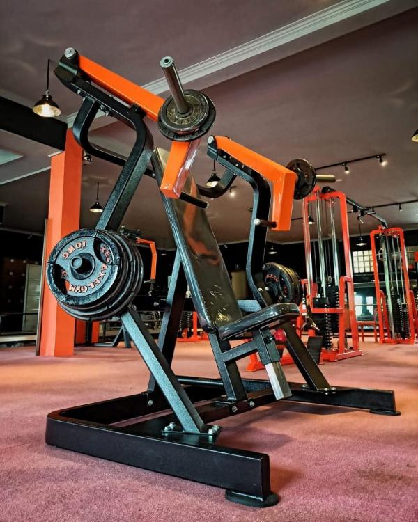 Beberapa peralatan olahraga beban di Axel Gym Purwokerto. (Foto: Instagram)