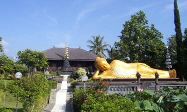 dhammadipa arama Vihara Dhammadipa Arama di Kota Batu ini selalu ramai dikunjungi wisatawan. (dhammacakka).