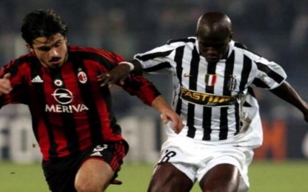 Gennaro Gattuso menghadapi Stephen Appiah saat AC Milan bertemu Juventus pada awal 2000-an. (Foto: Twitter/@Footballghana3)