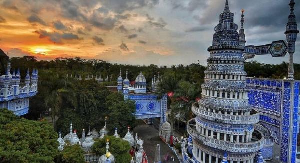 masjid tiban Masjid Tiban di Turen Malang ini cukup fenomenal karena arsitekturnya yang unik dan megah.(Foto: Instagram@ardianhery18).