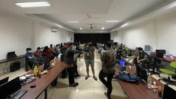 Ditreskrimsus Polda Jabar menggerebek ruko yang menjadi kantor pinjol ilegal di Yogyakarta. (Foto: Istimewa/Ditreskrimsus Polda Jabar)