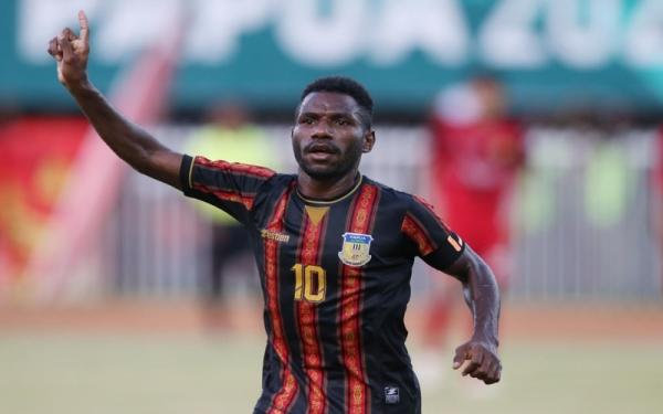 Striker Papua, Ricky Ricardo Cawor melakukan selebrasi usai mencetak gol ke gawang Aceh pada laga final cabor sepak bola putra PON XX Papua di Stadion Mandala Jayapura, Kamis (14/10/2021). (Foto: PB PON XX Papua/Chaarly Lopulua)