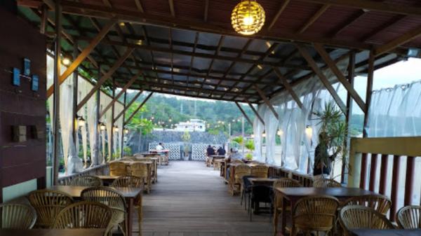 Tempat ngopi dermaga kafe. (Foto: Istimewa).