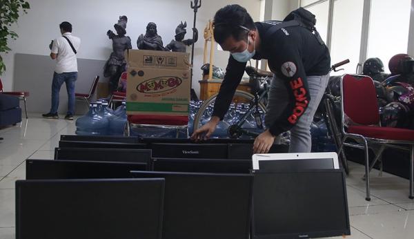 Ditreskrimsus Polda Jabar menggerebek ruko yang menjadi kantor pinjol ilegal di Yogyakarta. (Foto: Antara)