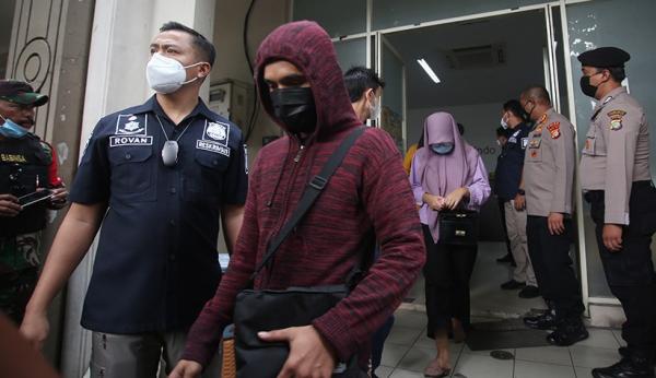 Ditreskrimsus Polda Jabar menggerebek ruko yang menjadi kantor pinjol ilegal di Yogyakarta. (Foto: Antara)