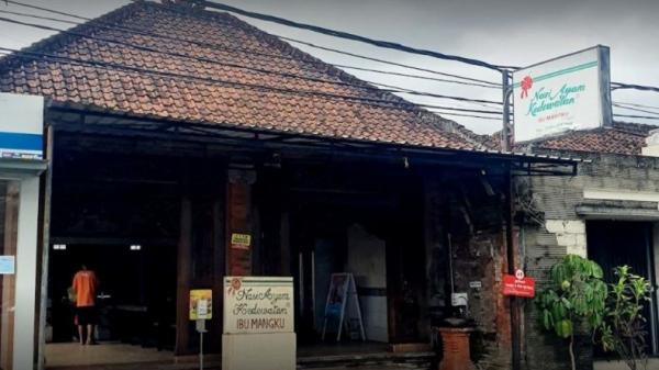 Tempat makan di Badung Bali salah satunya Nasi Ayam Kedewatan Ibu Mangku. (Foto: Ist)
