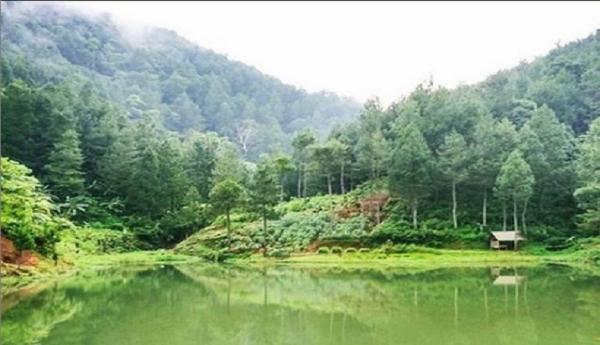 Salah satu situ atau telaga di Kuningan adalah Situ Wulukut. Situ ini diapit oleh dua bukit besar dengan pepohonan hijau dan rindang. (Foto: Instagram/@onetransport.majalengka)