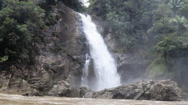 Air Terjun Kenheq Mahakam Ulu Air Terjun Kenheq, yang unik karena langsung jatuh ke badan Sungai Mahakam. (Foto: Istimewa)