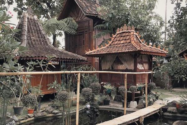 Cokro Hinggil Resort menjadi salah satu tempat menginap di Sleman dengan nuansa Jawa. (Foto: IG/marieta.eu)
