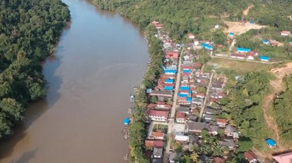 Kampung Long Tuyoq Kampung Long Tuyoq di Makam Ulu, Kalimantan Timur, terkenal sebagai desa suku dayak asli dan penambang emas. (Foto: Istimewa)