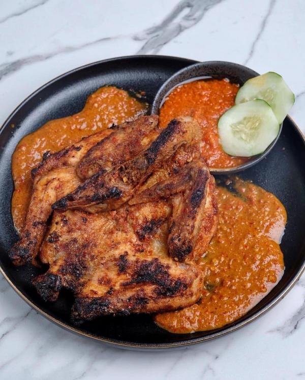 Penyajian ayam taliwang di RM Pak Udin. (Foto: Instagram/@ayamtaliwang_pakudin)