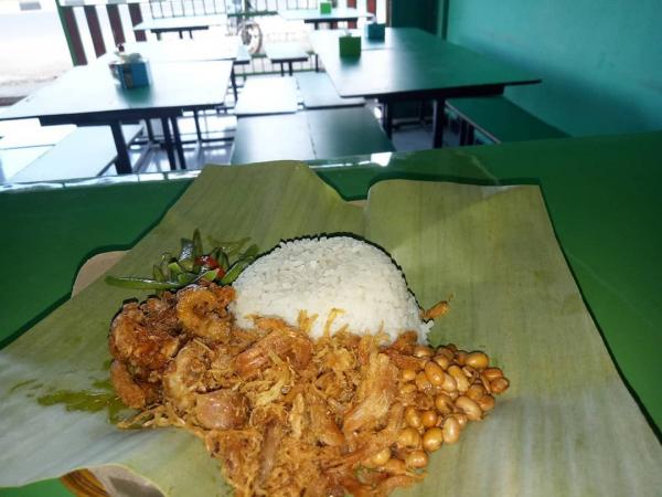 Kuliner NTB Nasi Balap Penyajian nasi balap khas Puyung di Rumah Makan Inaq Esun. (Foto: Instagram/@nbpinaqesun197)