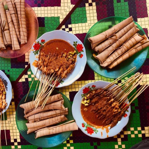 Kuliner NTB Sate Bulayak Hidangan yang menggiurkan di Rumah Makan Sate Bulayak Suranadi, NTB. (Foto: Instagram/@muhlis_mahardika)