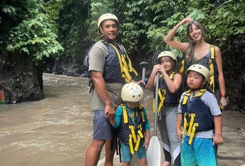 Nia Ramadhani dan Ardi Bakrie saat liburan bersama anak-anak. (Foto: IG)