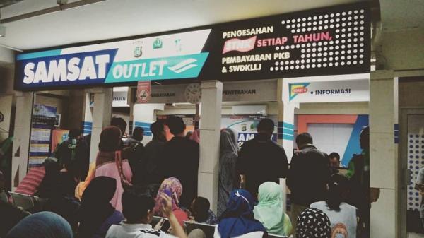 SAMSAT ITC DEPOK Warga mengurus perpanjangan SIM di Samsat ITC Depok. (Foto: Facebook/@itcdepok)