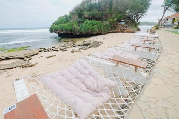 Kafe ini cocok untuk tempat ngopi di sore hari karena memiliki pemandangan pantai yang eksotis. (Foto : Instagram @cafedeslili)