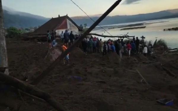 Gempa Bali menyebabkan longsor di Bukit Abang tepatnya di jalur Desa Buahan menuju Desa Terunyan, Kintamani.