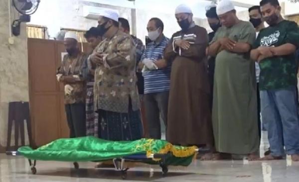 Korban tewas gempa bali Korban tewas gempa Bali disalatkan dan dimakamkan di Denpasar. (Foto: iNews/Aris Wiyanto)