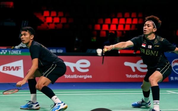 Ganda putra Indonesia, Fajar Alfian/Muhammad Rian melawan wakil Denmark, Mathias Christiansen/Frederik Sogaard dalam semifinal Piala Thomas 2020 di Ceres Arena, Aarhus, Sabtu (16/10/2021). (Foto: Twitter/@INABadminton)