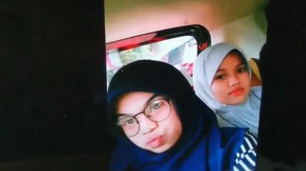KORBAN SUSUR SUNGAI Foto Khanza Khoerunisa (kerudung biru dongker) semasa hidup). (Foto: iNews/ACEP MUSLIM)