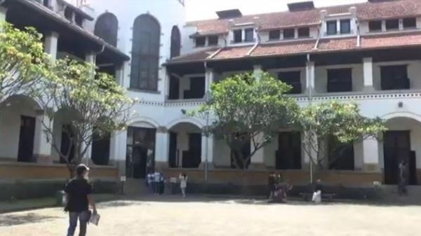 Suasana objek wisata Lawang Sewu di Kota Semarang saat PPKM level 2. Foto: iNews/Dimas Yuli.