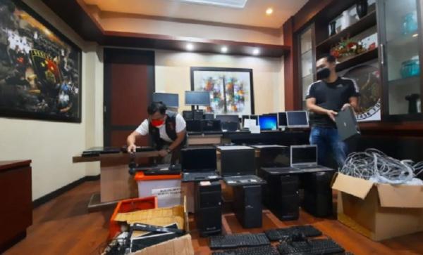 Polda Kalbar mengamankan barang bukti penggerebekan kantor pinjaman online (pinjol) ilegal di Kota Pontianak. (Foto: Polda Kalbar)