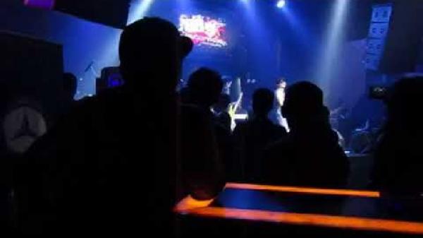 Pengunjung menikmati suasana di Queen Rose Lounge Bandung. (Foto: YouTube)
