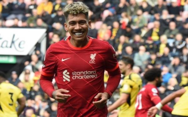 Striker Liverpool, Roberto Firmino merayakan gol ke gawang Watford dalam laga Liga Inggris 2021/2022 di Stadion Vicarage Road, Sabtu (16/10/2021).