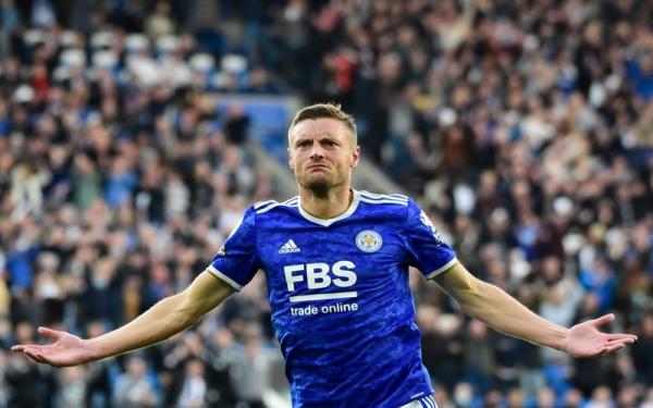 Striker Leicester City, Jamier Vardy merayakan gol yang dicetaknya ke gawang Manchester United dalam laga Liga Inggris 2021/2022 di Stadion King Power, Sabtu (16/10/2021). (Foto: REUTERS/Rebecca Naden)