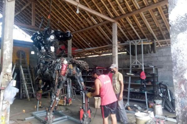 Untuk membuat satu replika robot Transformers setinggi 2,5 meter dibutuhkan lima sepeda motor bekas. (Foto : Ist)