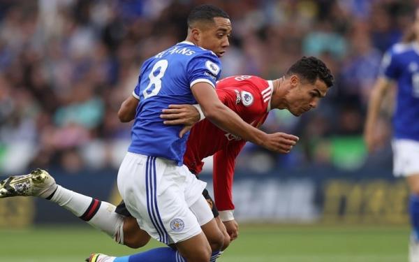 Gelandang Leicester City, Youri Tielemans berusaha mempertahankan bola dari kejaran penyerang Manchester United, Cristiano Ronaldo dalam laga Liga Inggris 2021/2022 di Stadion King Power, Rabu (16/10/2021). (Foto: REUTERS/Carl Recine)