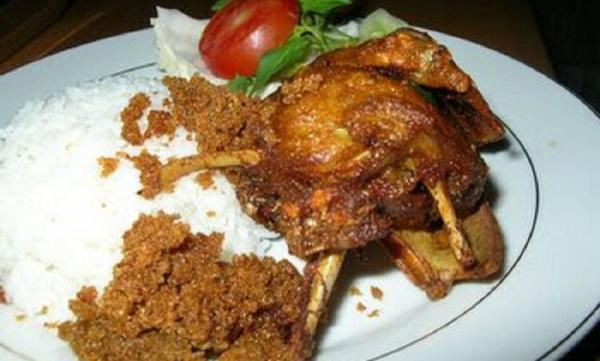 bebek cak selem Bebek cak selem ini patut dicoba bila anda ke Gresik. Rasanya maknyus. (Foto:Noenkcahayablogspot).