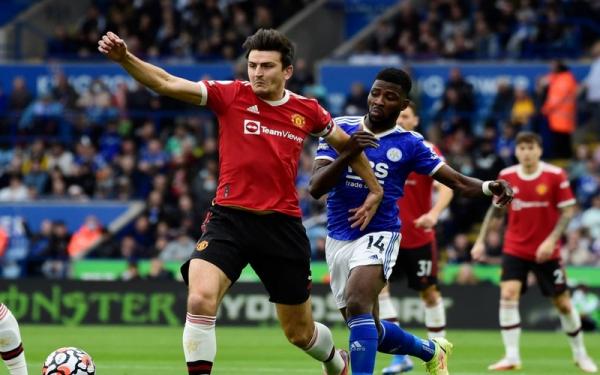 Bek MU Harry Maguire vs Kelechi Iheanacho Bek Manchester United, Harry Maguire merebut bola dari kaki striker Leicester City Kelechi Iheanacho dalam laga Liga Inggris 2021/2022 di Stadion King Power, Sabtu (17/10/2021). (Foto: REUTERS/Rebecca Naden)