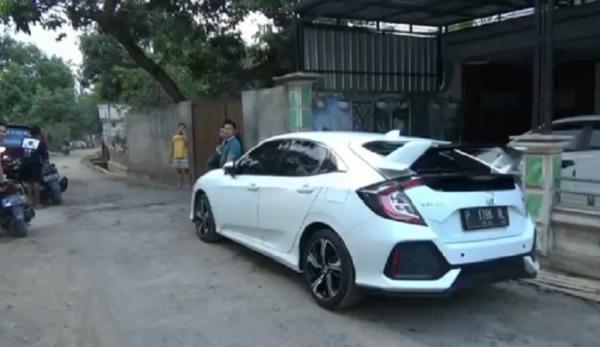 kampung youtuber beberapa mobil dan motor yang dibeli para pemuda dari hasil sebagai Youtuber. (Foto: iNews.id/Bammbang Sugiarto).